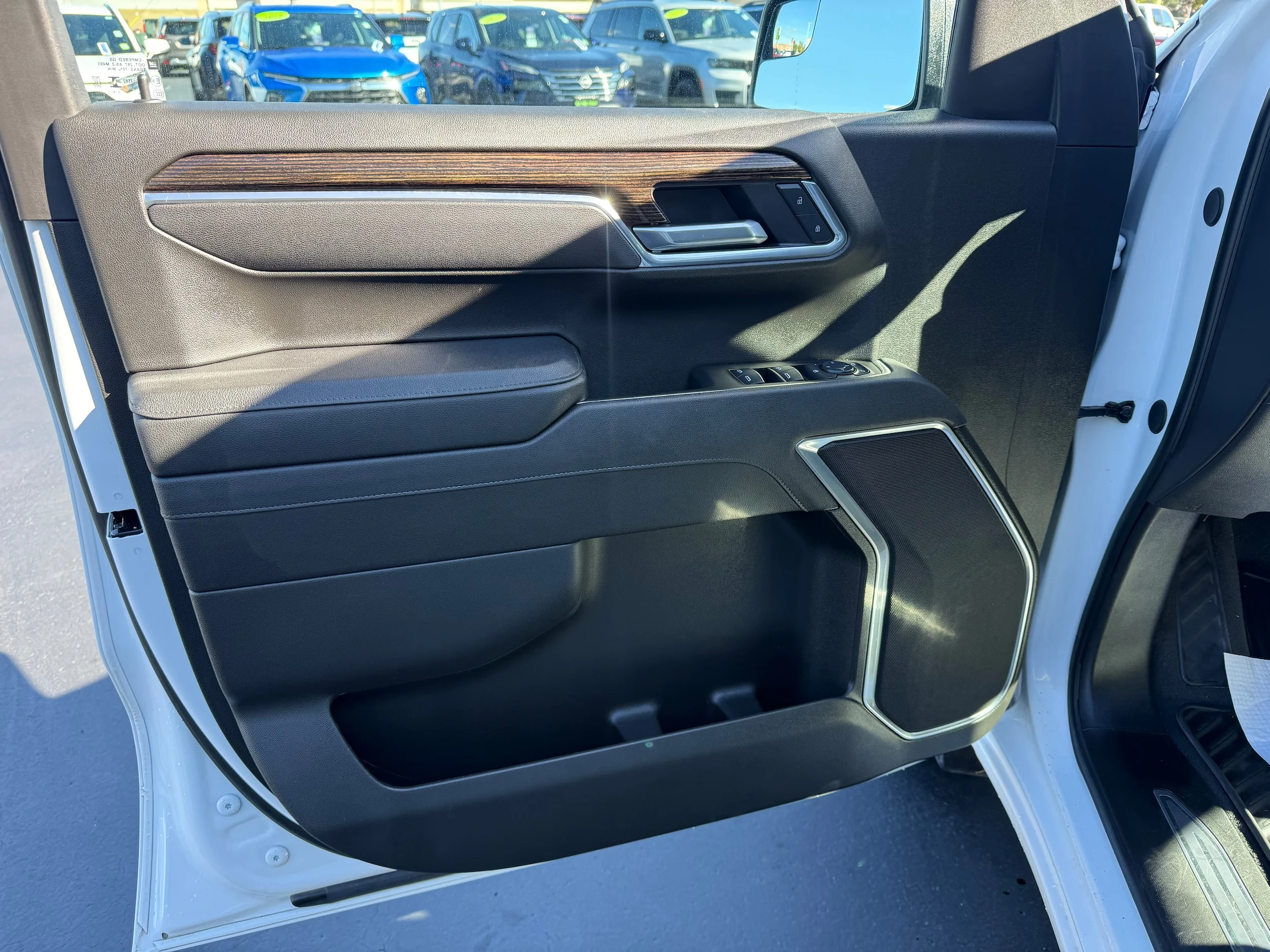 Used 2025 Summit White GMC Elevation image 29