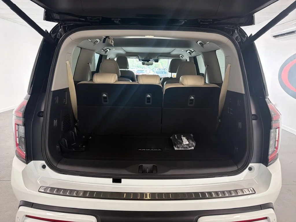 New 2026 Everest White TriCoat / Super Black Two-tone Nissan Platinum Reserve image 8
