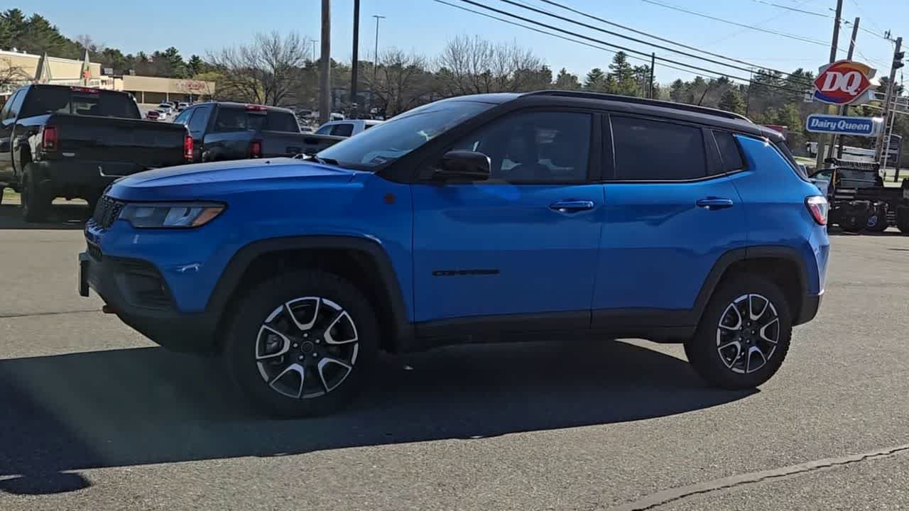 Used 2025 Hydro Blue Pearlcoat Jeep Trailhawk image 5