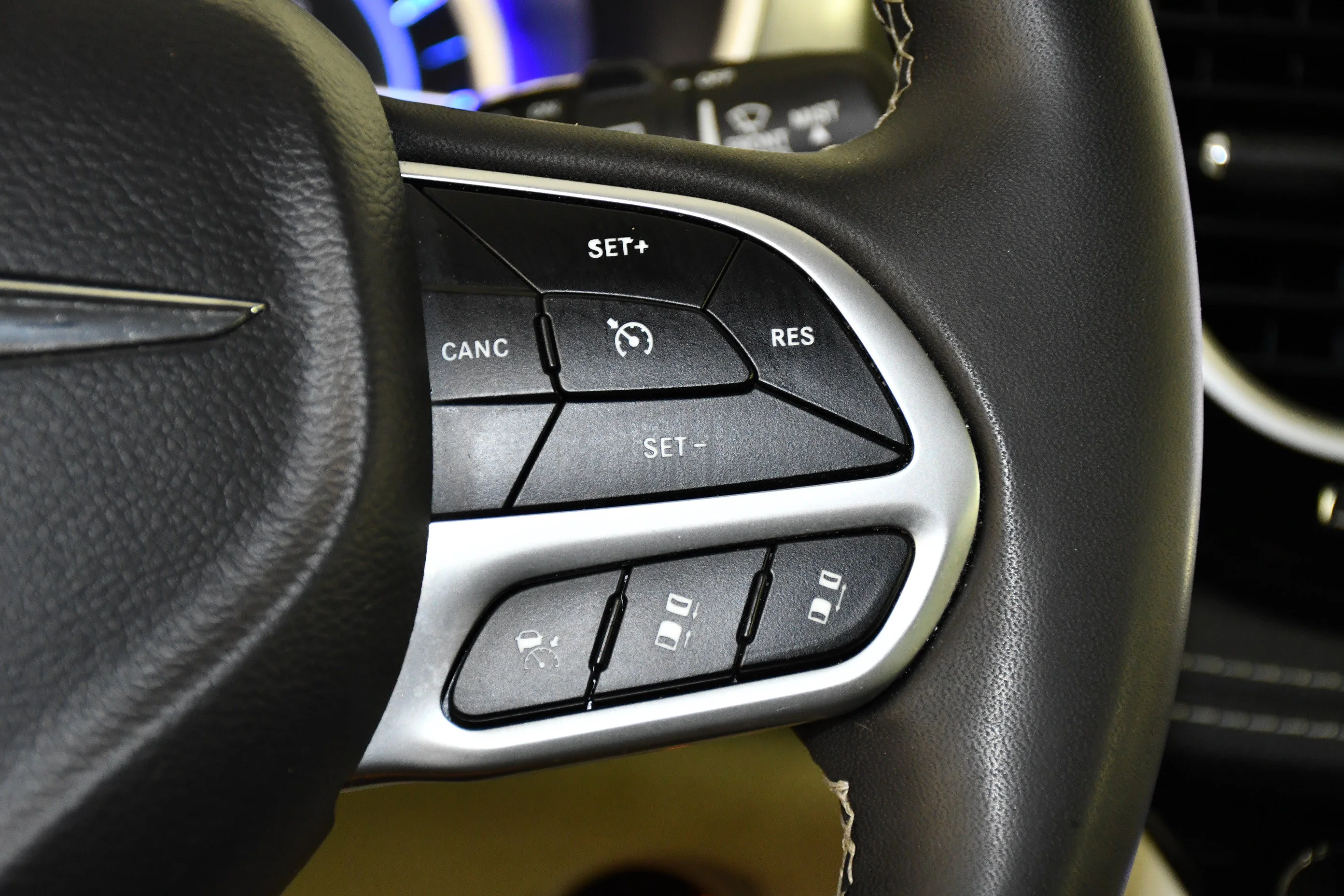 Used 2023 Silver Mist Clearcoat Chrysler Hybrid Touring L image 21