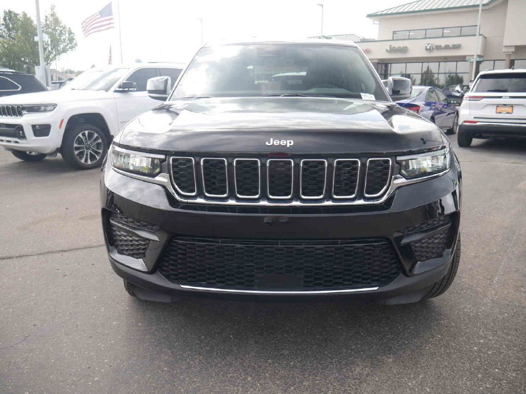 New 2026 Diamond Black Crystal Pearl-Coat Exterior Paint Jeep Laredo X image 2