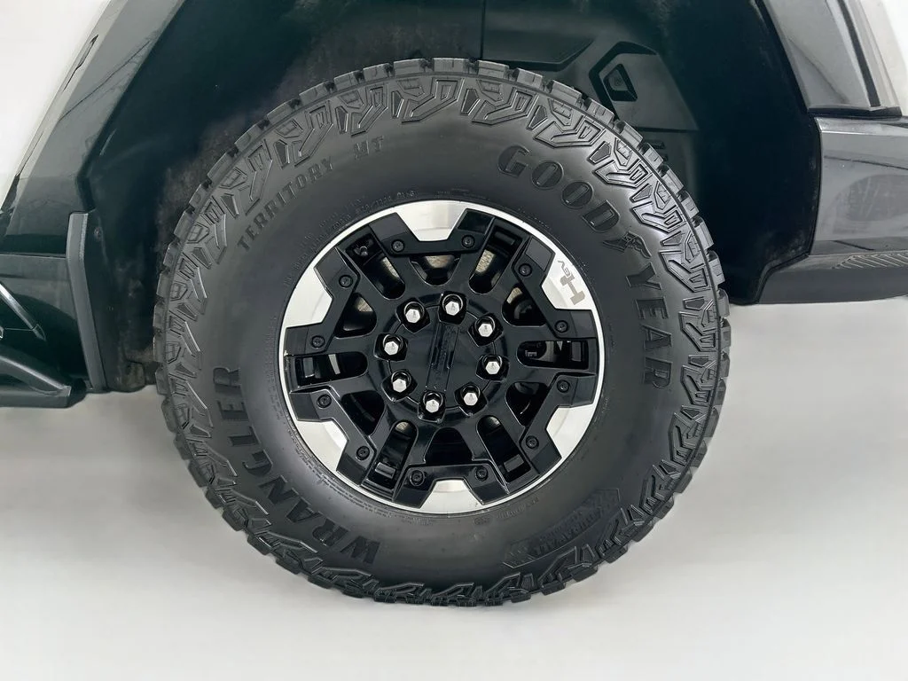 Used 2023 White GMC Edition 1 image 30