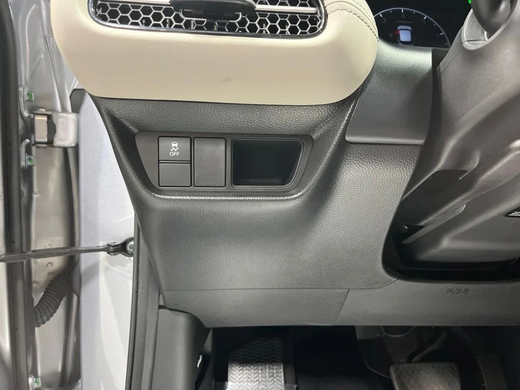 Used 2025 Lunar Silver Metallic Honda AWD EX-L image 12