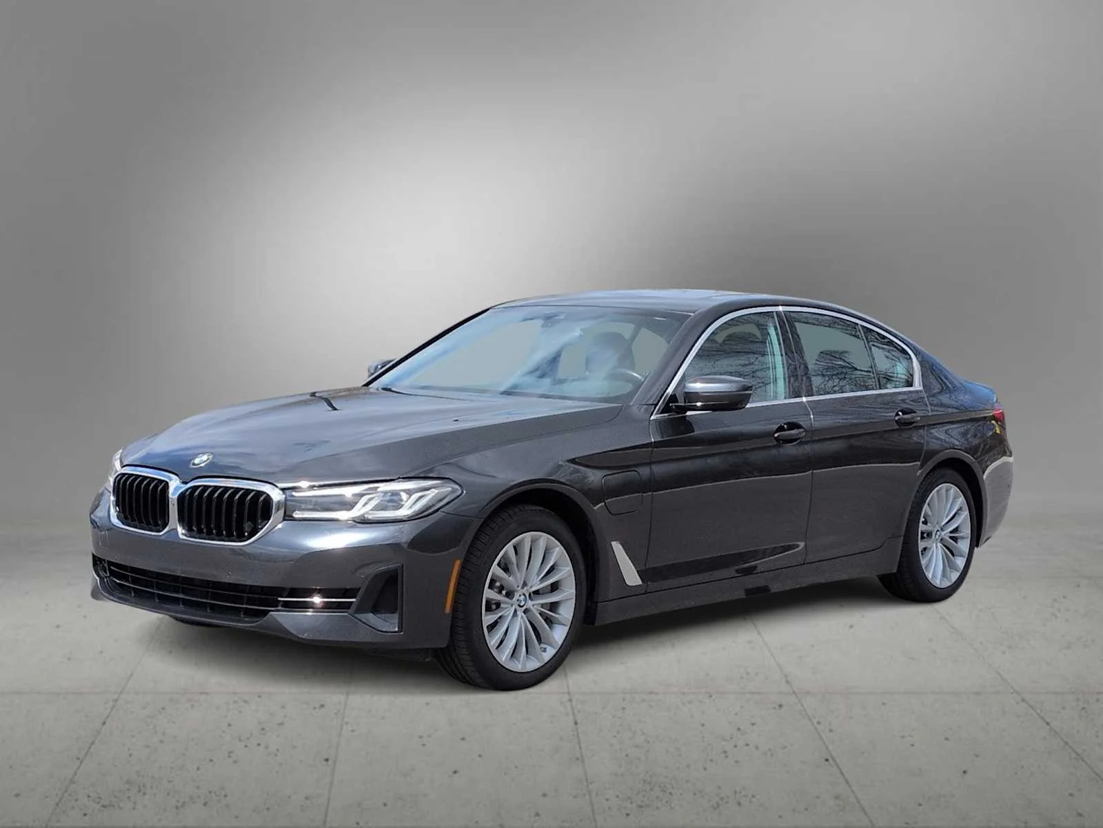 Used 2021 Dark Graphite Metallic BMW 530e xDrive image 4