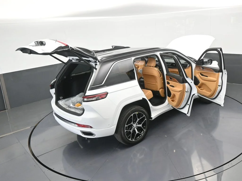 New 2025 Bright White Clear-Coat Exterior Paint Jeep Summit Reserve image 73