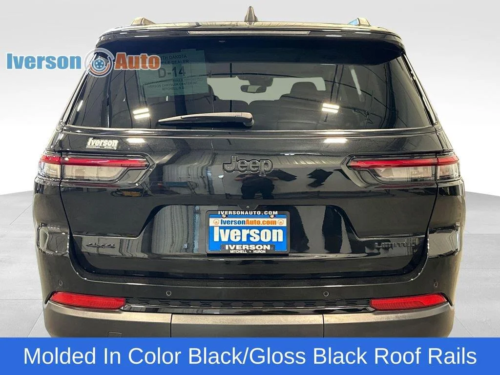 Used 2023 Diamond Black Crystal Pearlcoat Jeep Limited image 8