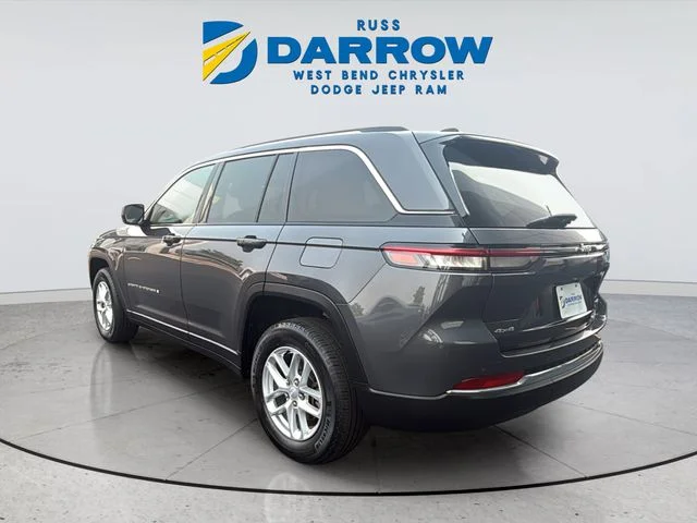 Used 2023 Gray Jeep Laredo image 3