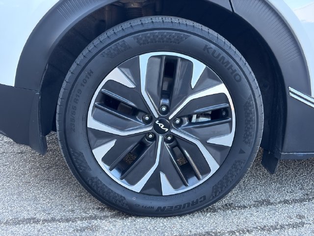 Certified Used 2024 Snow White Pearl Kia Light image 12