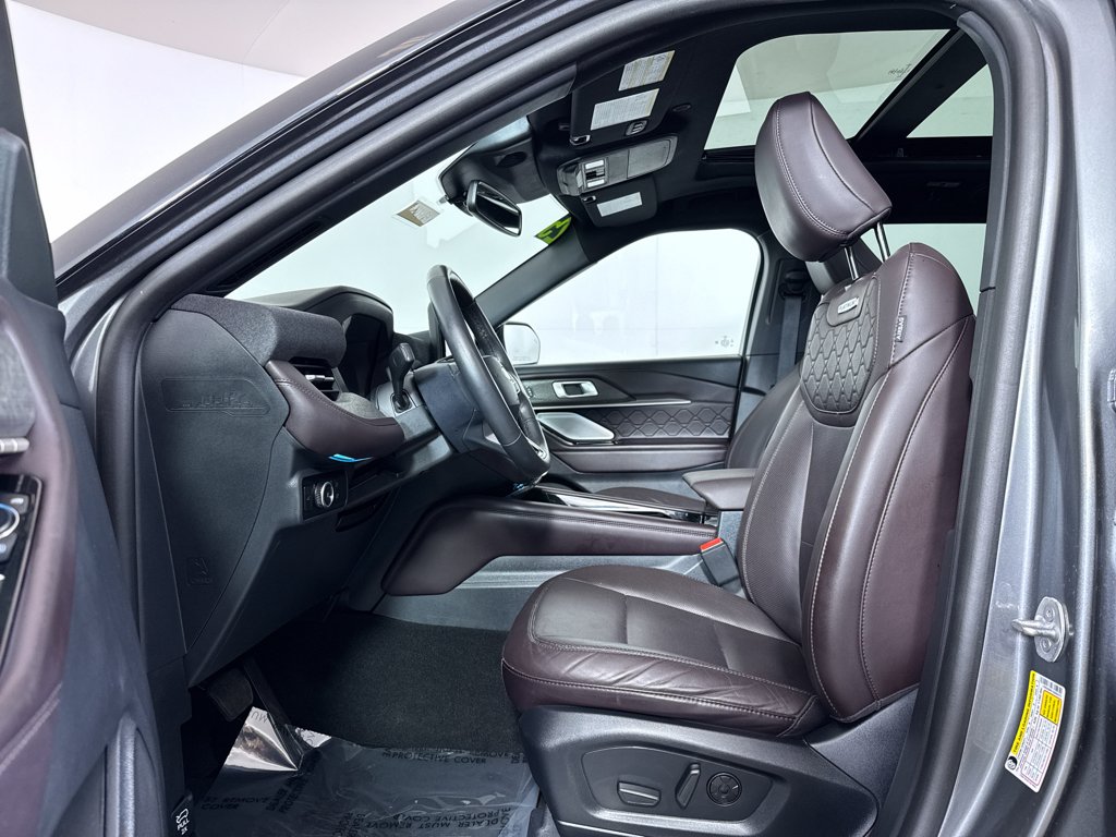 Used 2025 Carbonized Gray Metallic Ford Platinum image 5
