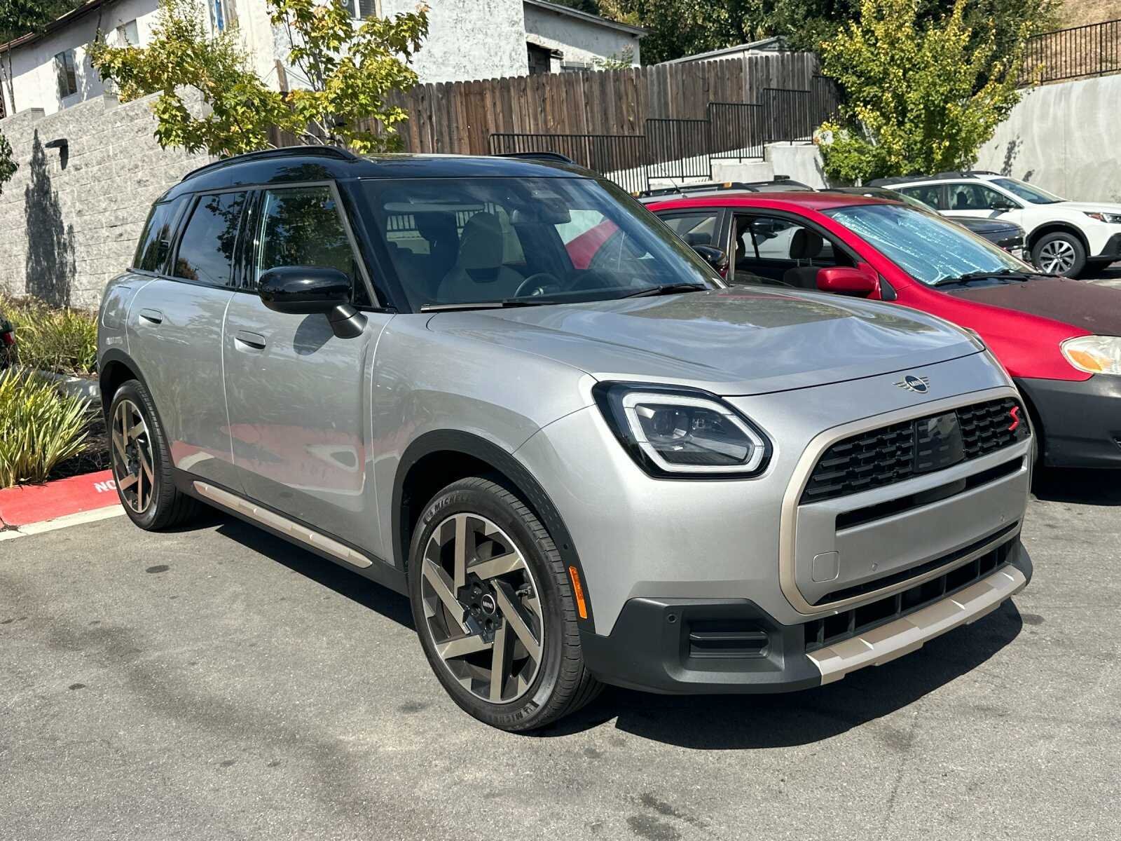 Used 2025 Silver MINI 4D Sport Utility image 2