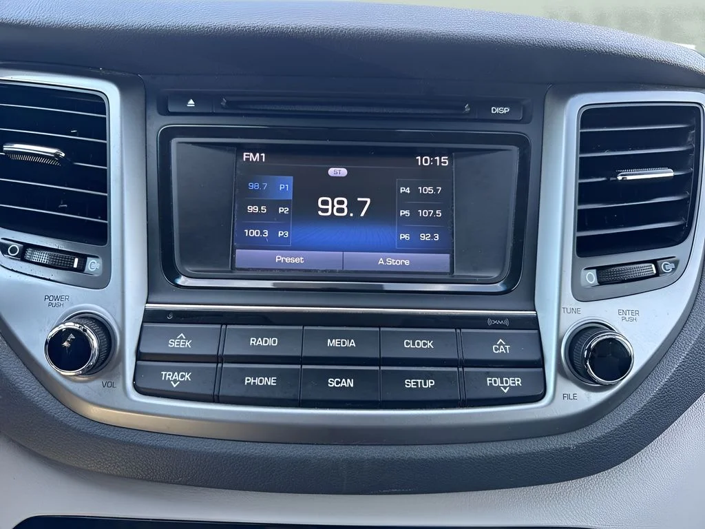 Used 2017 White Hyundai SE image 17