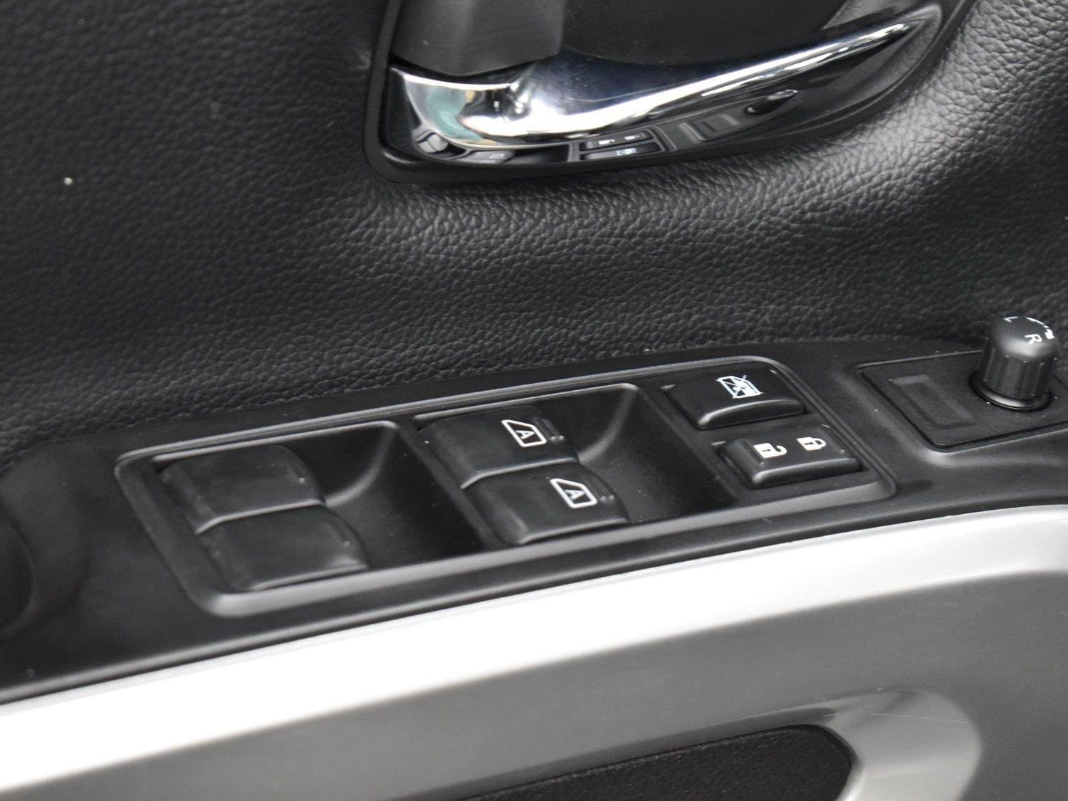 Used 2019 Midnight Pine Metallic Nissan PRO-4X image 10