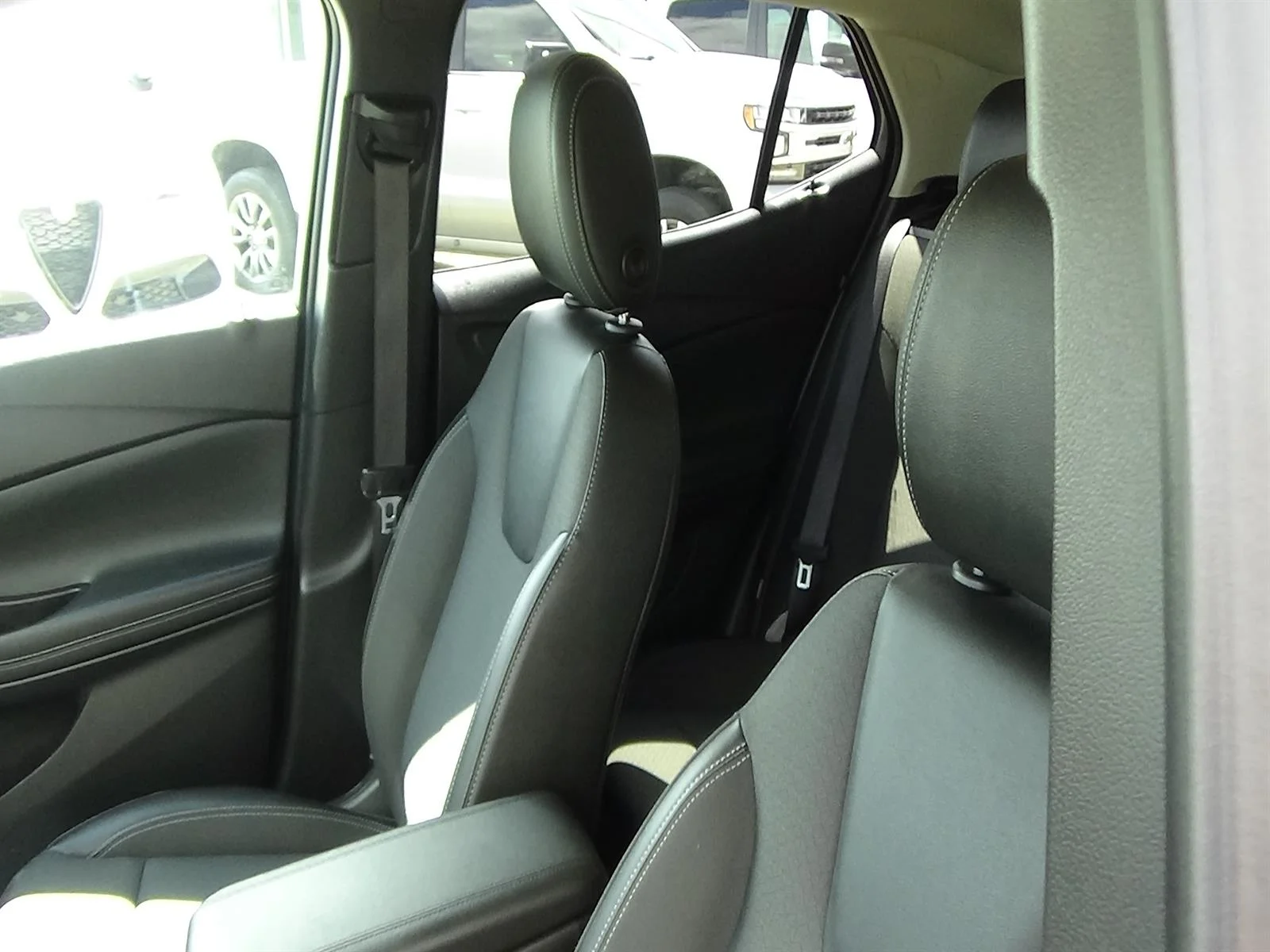 Used 2025 Summit White (gaz) Buick Preferred image 18