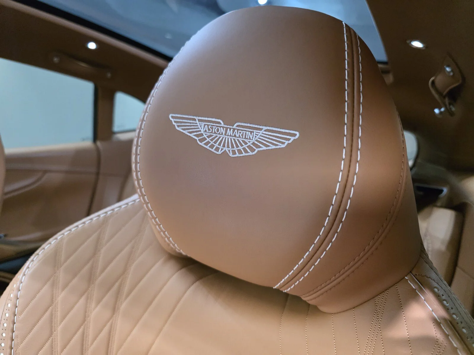 Used 2022 Stratus White Gloss Aston Martin 550 image 5