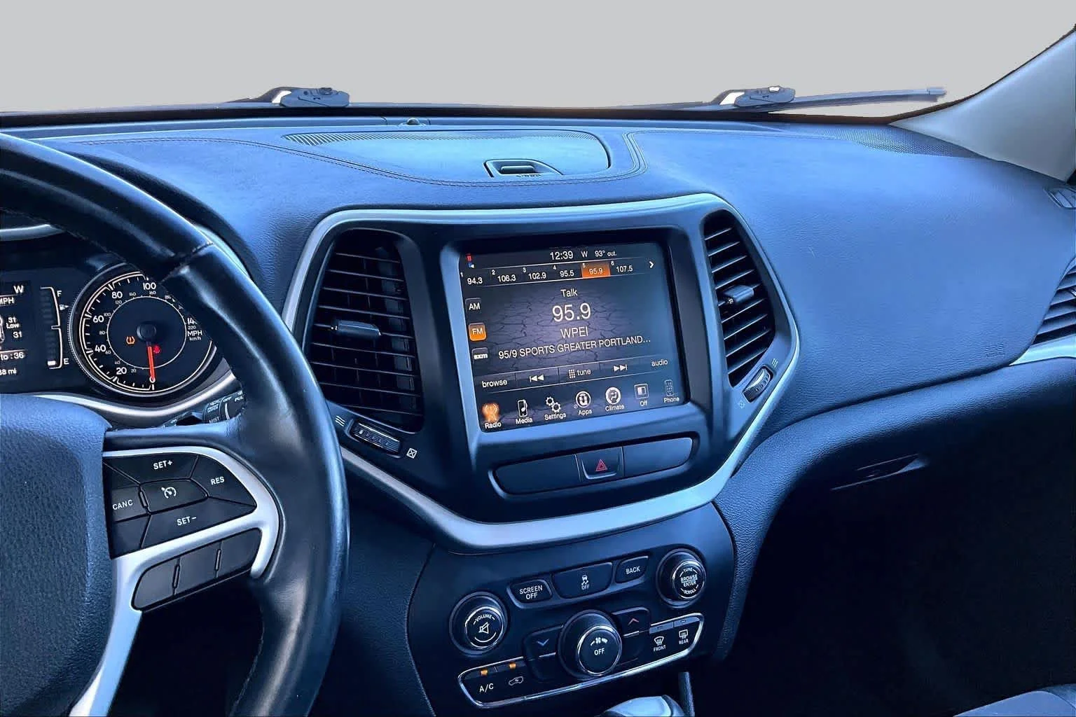 Used 2018 Diamond Black Crystal Pearlcoat Jeep Latitude Plus image 7
