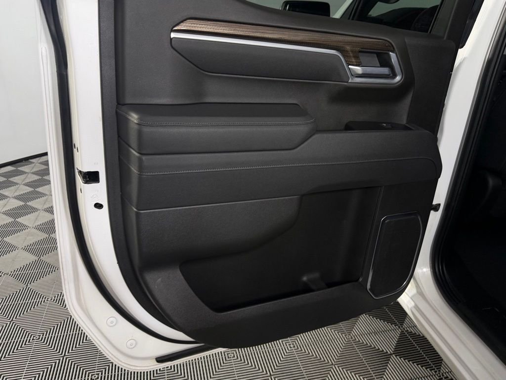 Used 2025 White Chevrolet LT image 29