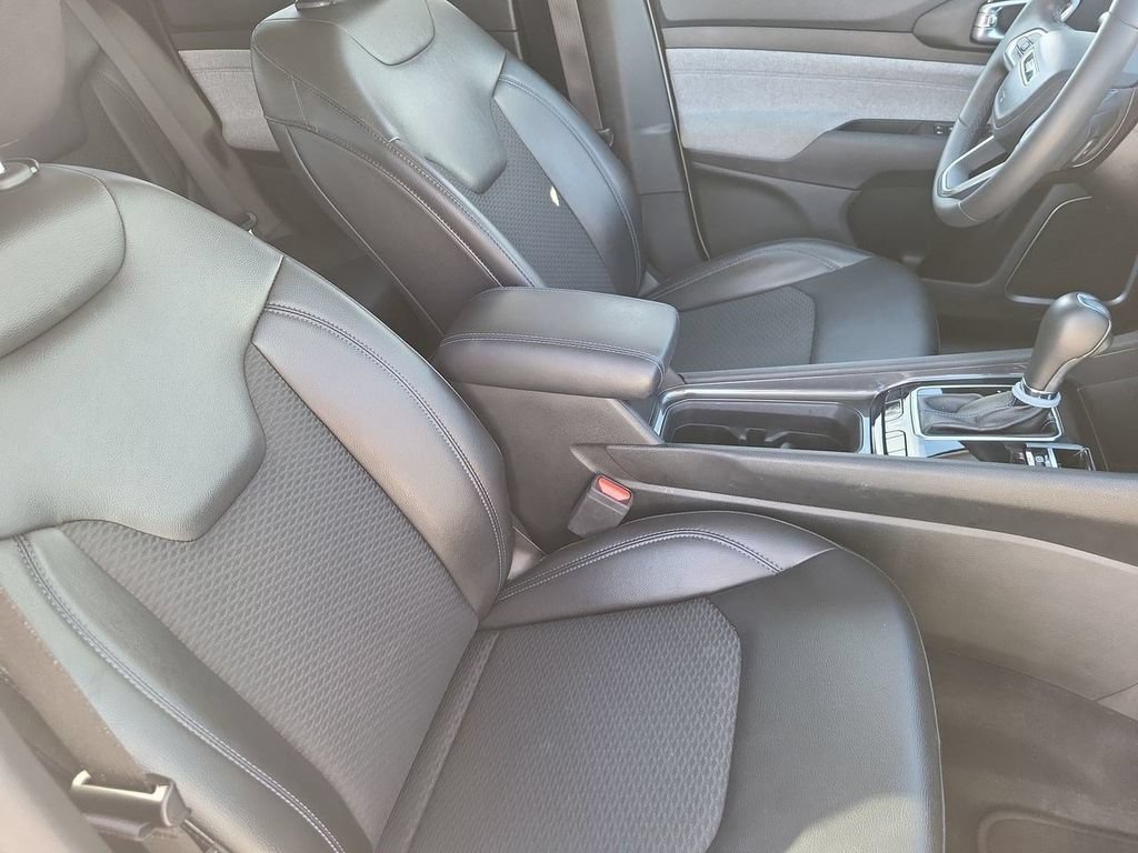 Used 2022 White Jeep Latitude FWD image 33
