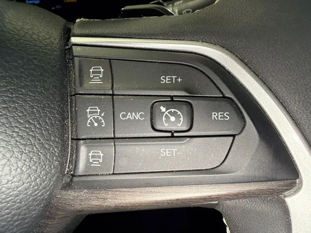 Used 2023 Velvet Red Pearlcoat Jeep Limited image 28