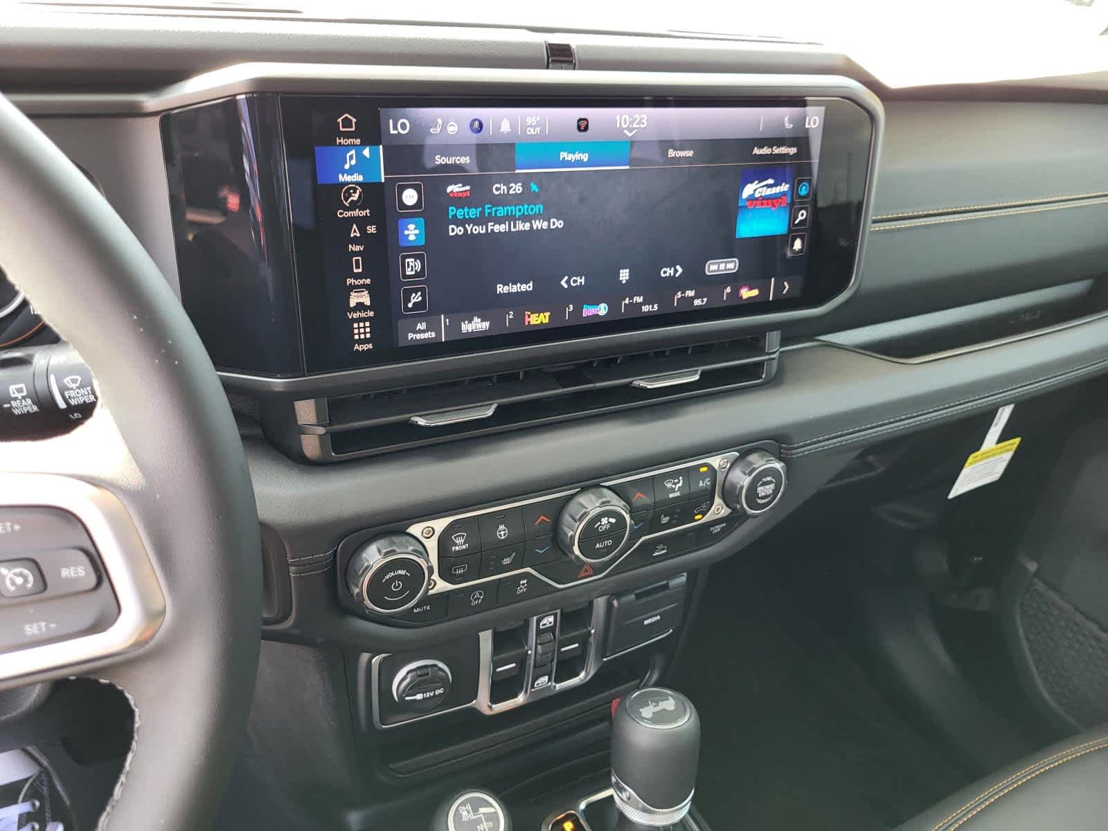 2025 Jeep Wrangler 4-Door Sahara - Photo 18