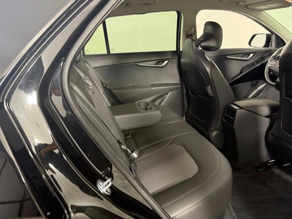 Used 2025 Black Kia Wind image 27