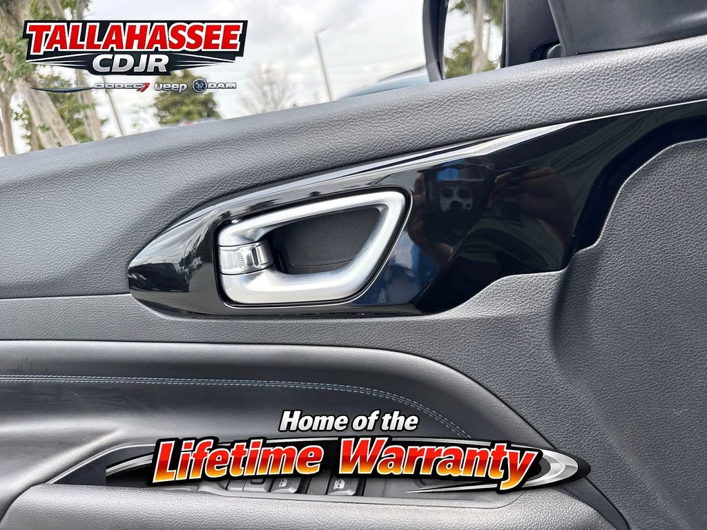 New 2026 Hydro Blue Pearl-Coat Exterior Paint Jeep Latitude image 15