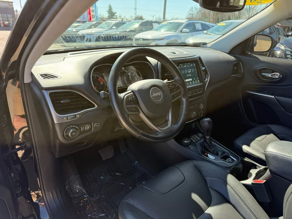 Used 2021 Black Jeep Latitude Lux image 14