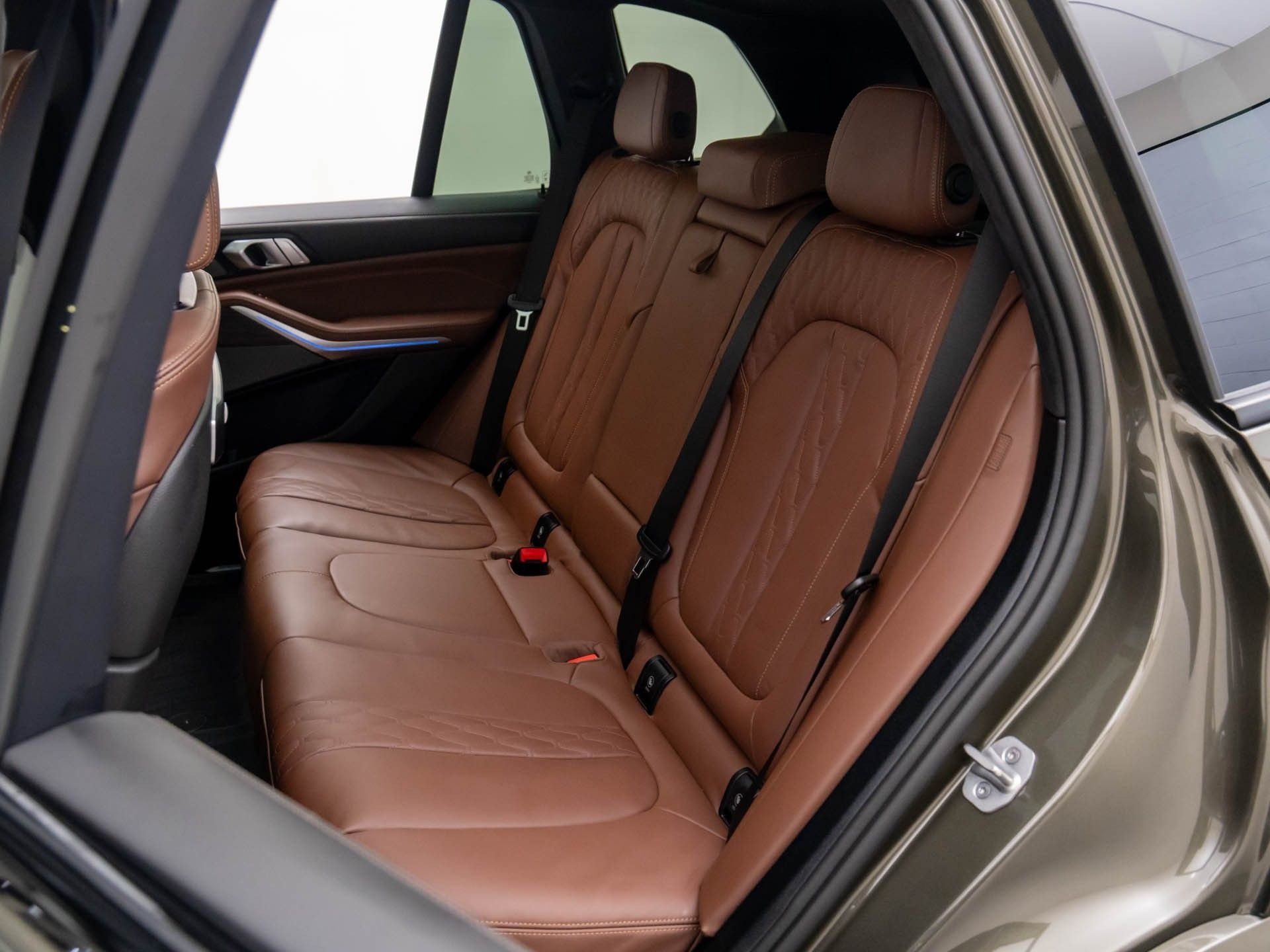 New 2026 Manhattan Green Metallic BMW xDrive50e image 17