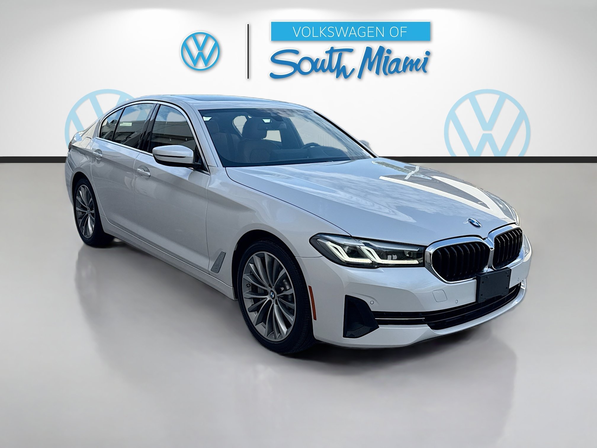 Used 2022 Mineral White Metallic BMW 530i xDrive image 1
