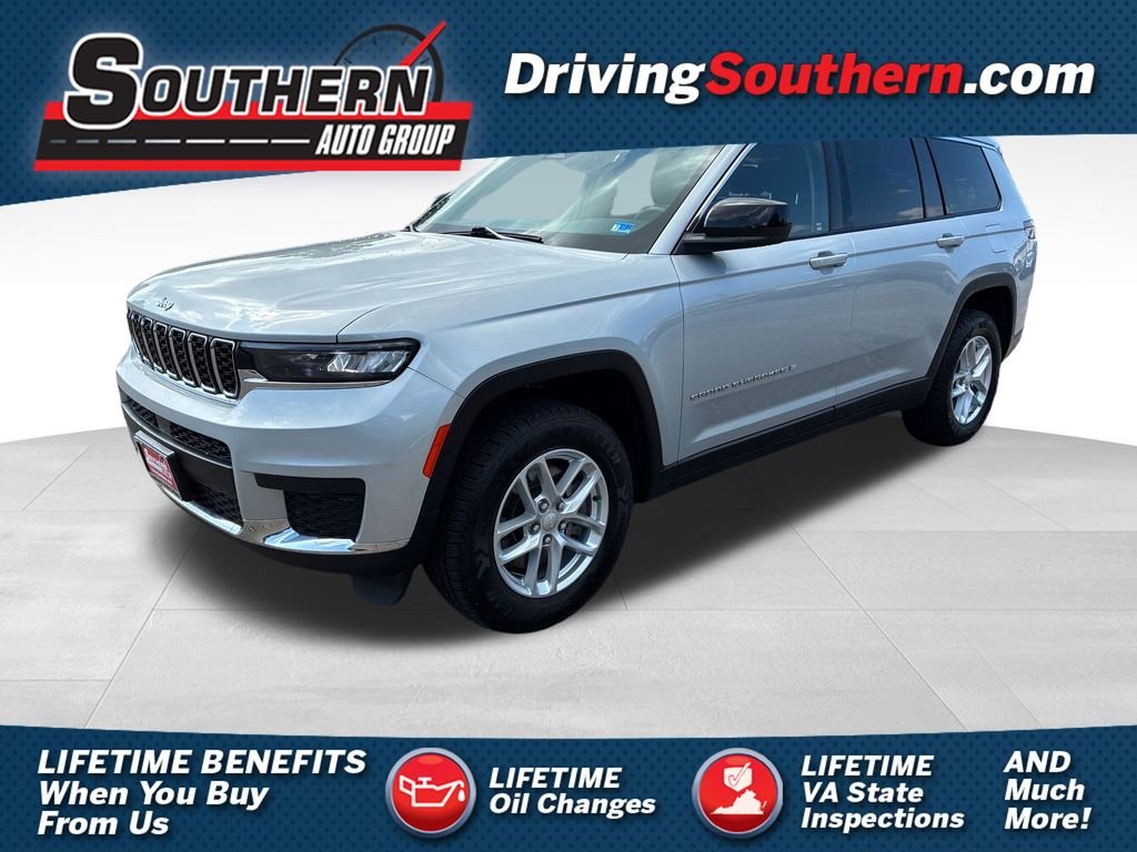 Used 2023 Silver Jeep Laredo image 1