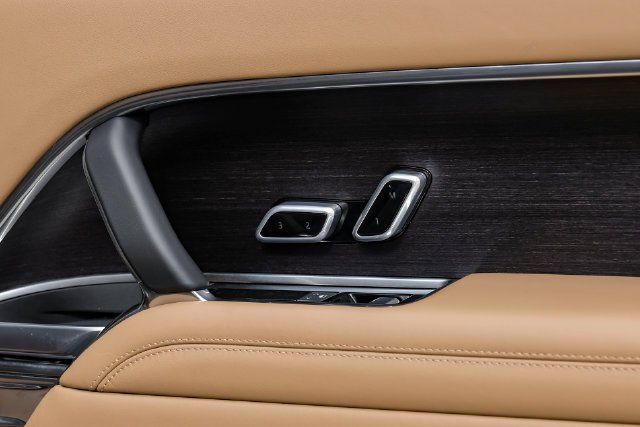 Used 2025 Gray Land Rover Autobiography image 64