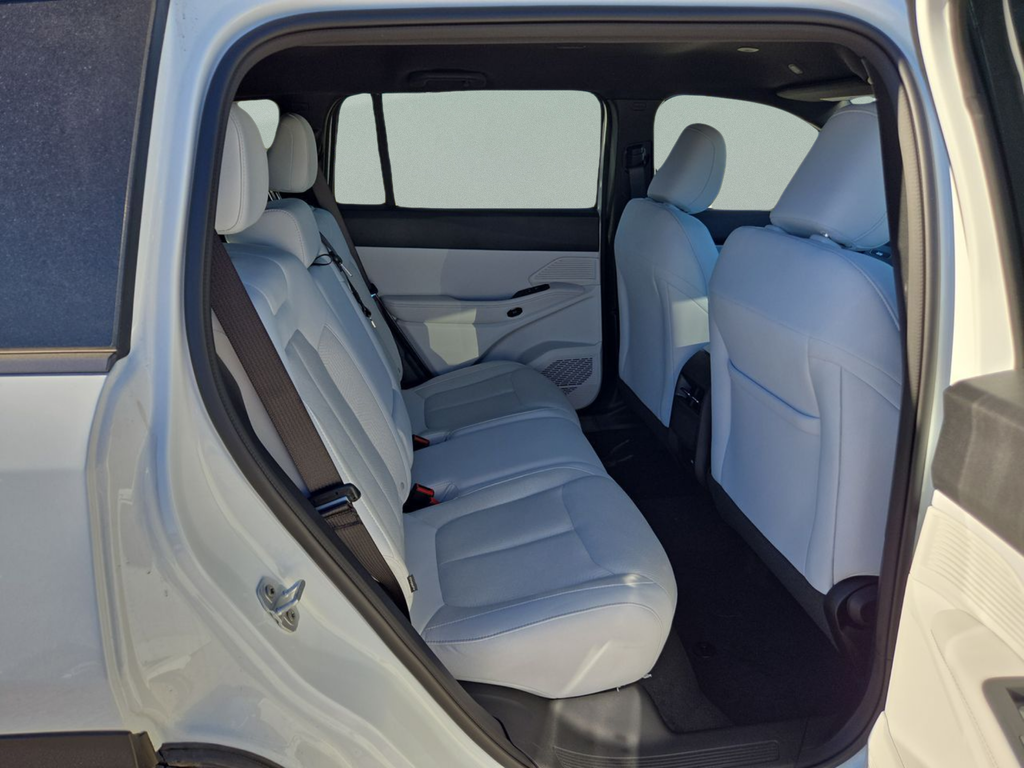 New 2026 Bright White Clear-Coat Exterior Paint Jeep Laredo image 35