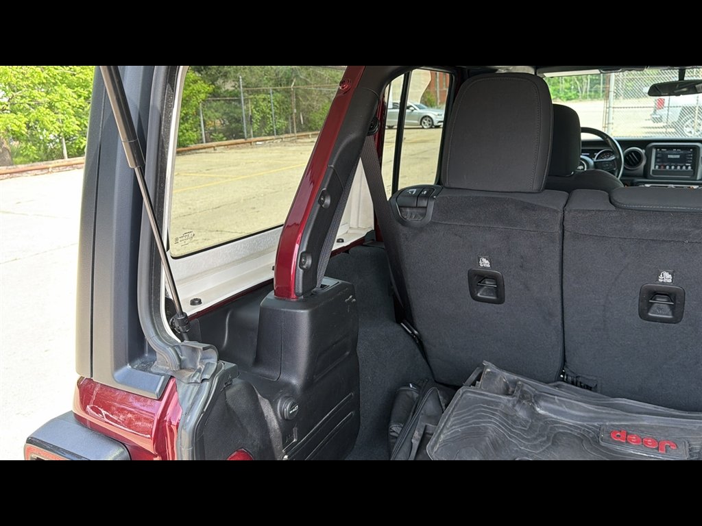 Used 2022  Jeep Unlimited Sport image 26