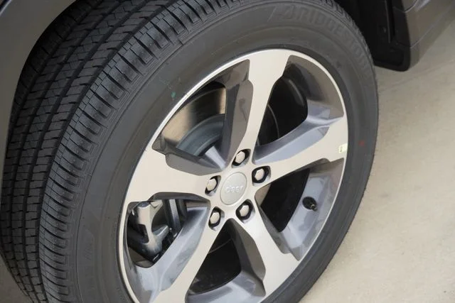 New 2025 Diamond Black Crystal Pearl-Coat Exterior Paint Jeep Limited image 9