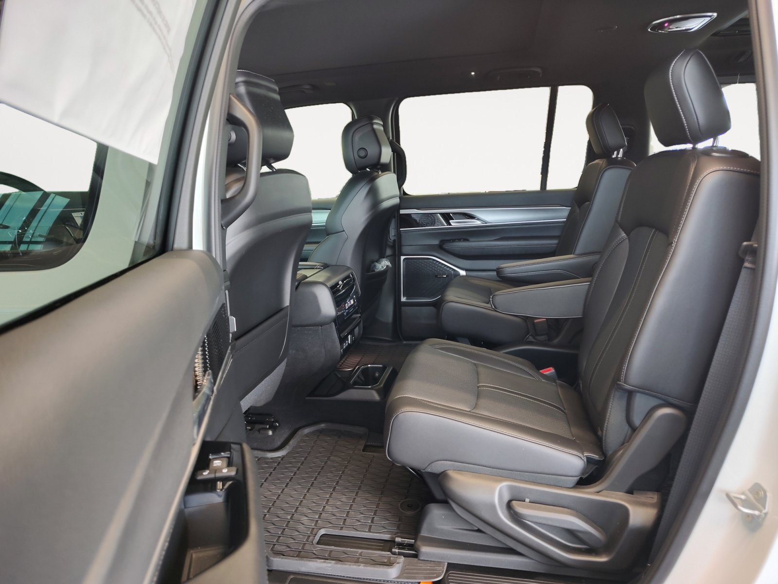 New 2026 Bright White Clearcoat Jeep Upland image 24