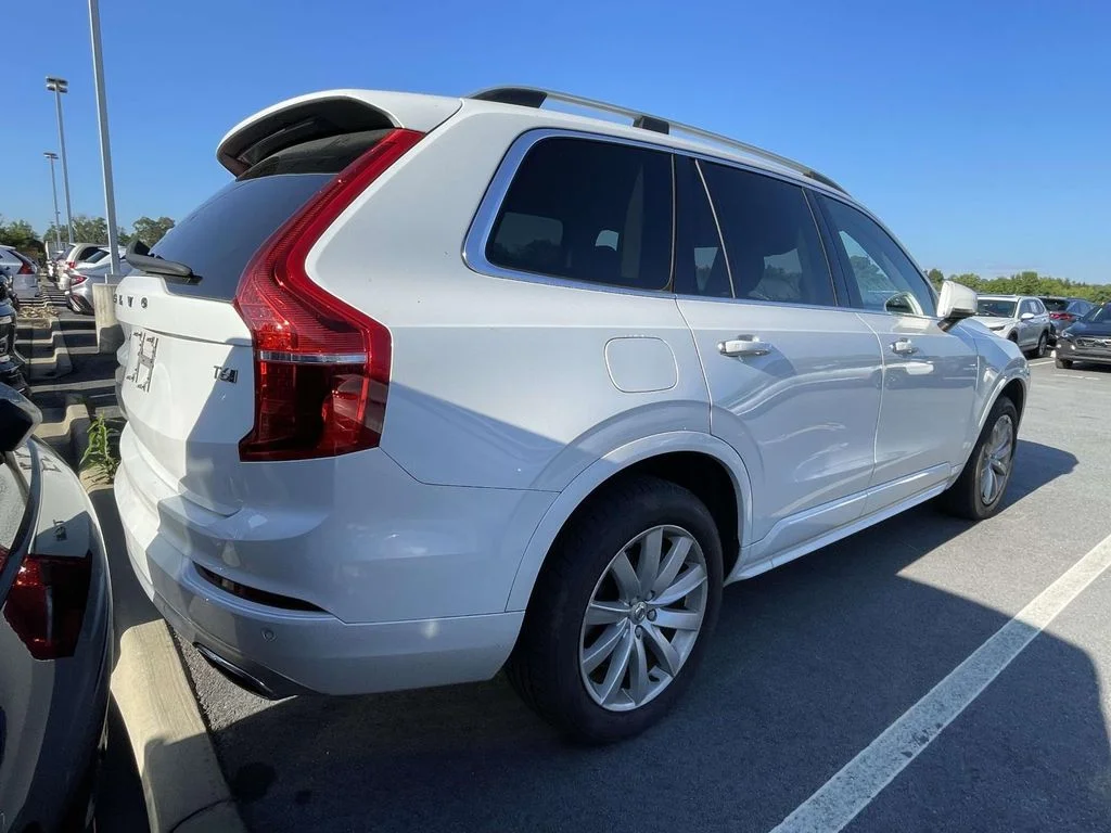 Used 2019  Volvo Momentum image 4