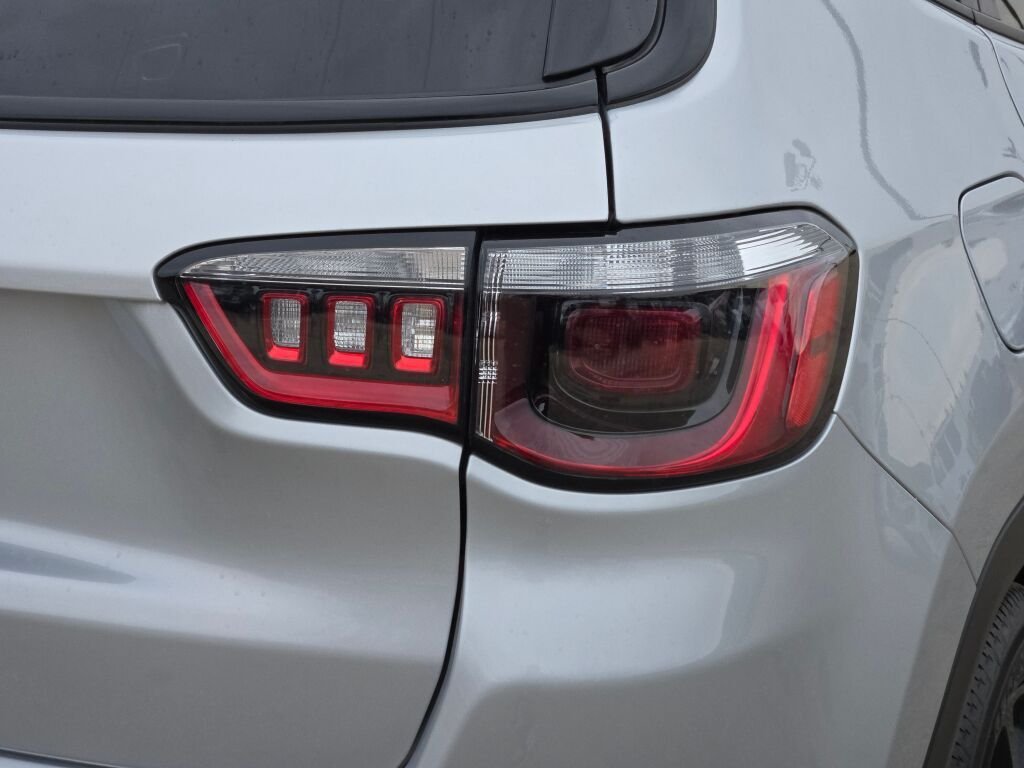 New 2026 Silver Zynith Metallic Clearcoat Jeep Latitude image 13