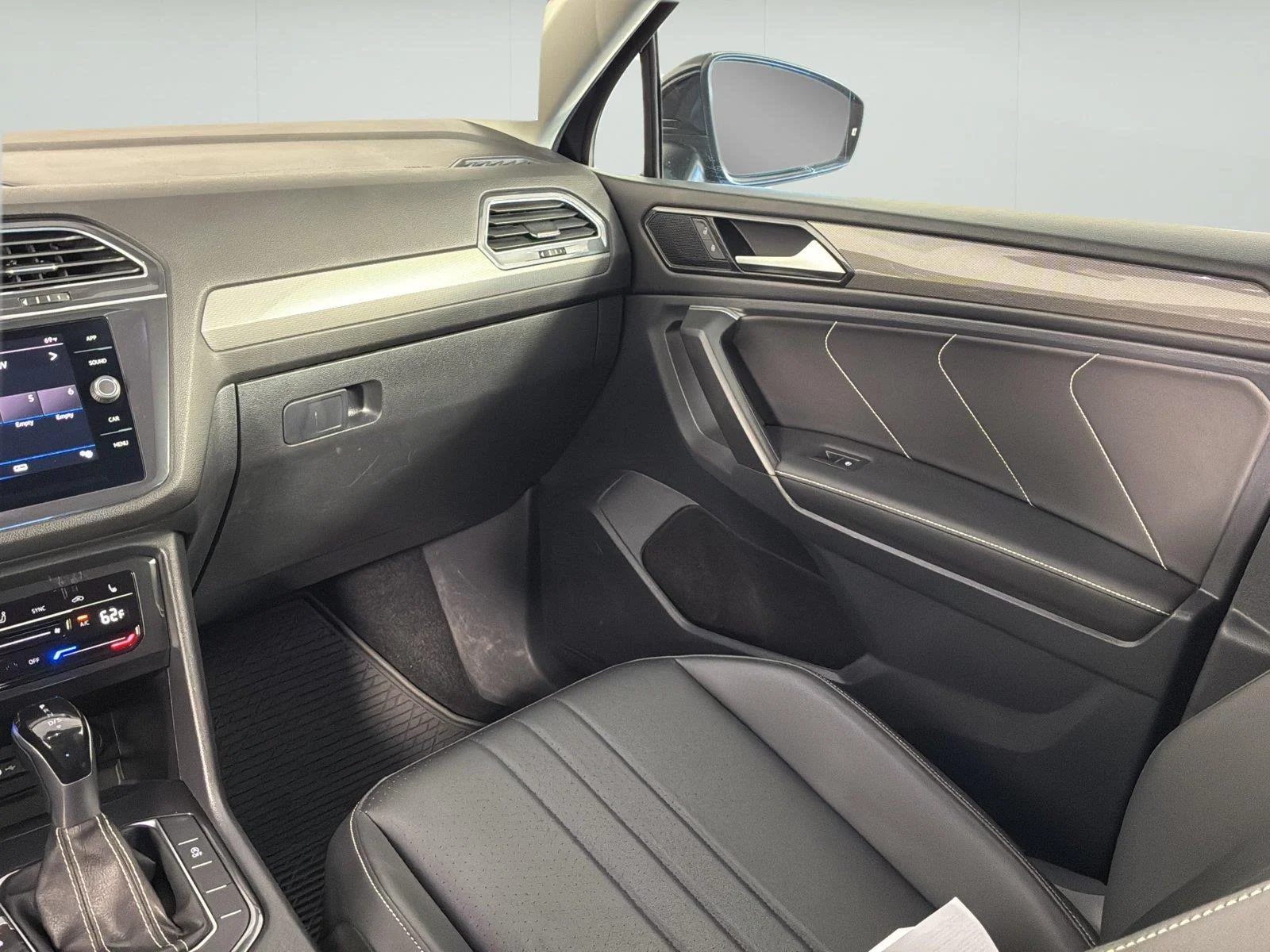 Used 2023  Volkswagen SE image 18