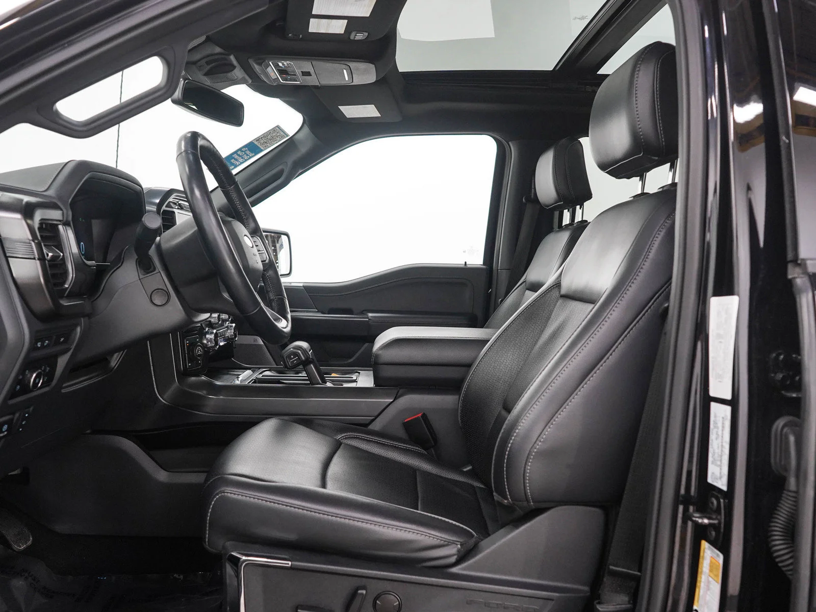 Used 2024 Agate Black Metallic Ford LARIAT image 23