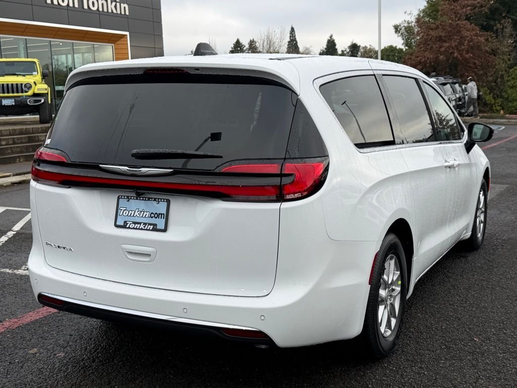 New 2026 Bright White Clear-Coat Exterior Paint Chrysler Select image 8