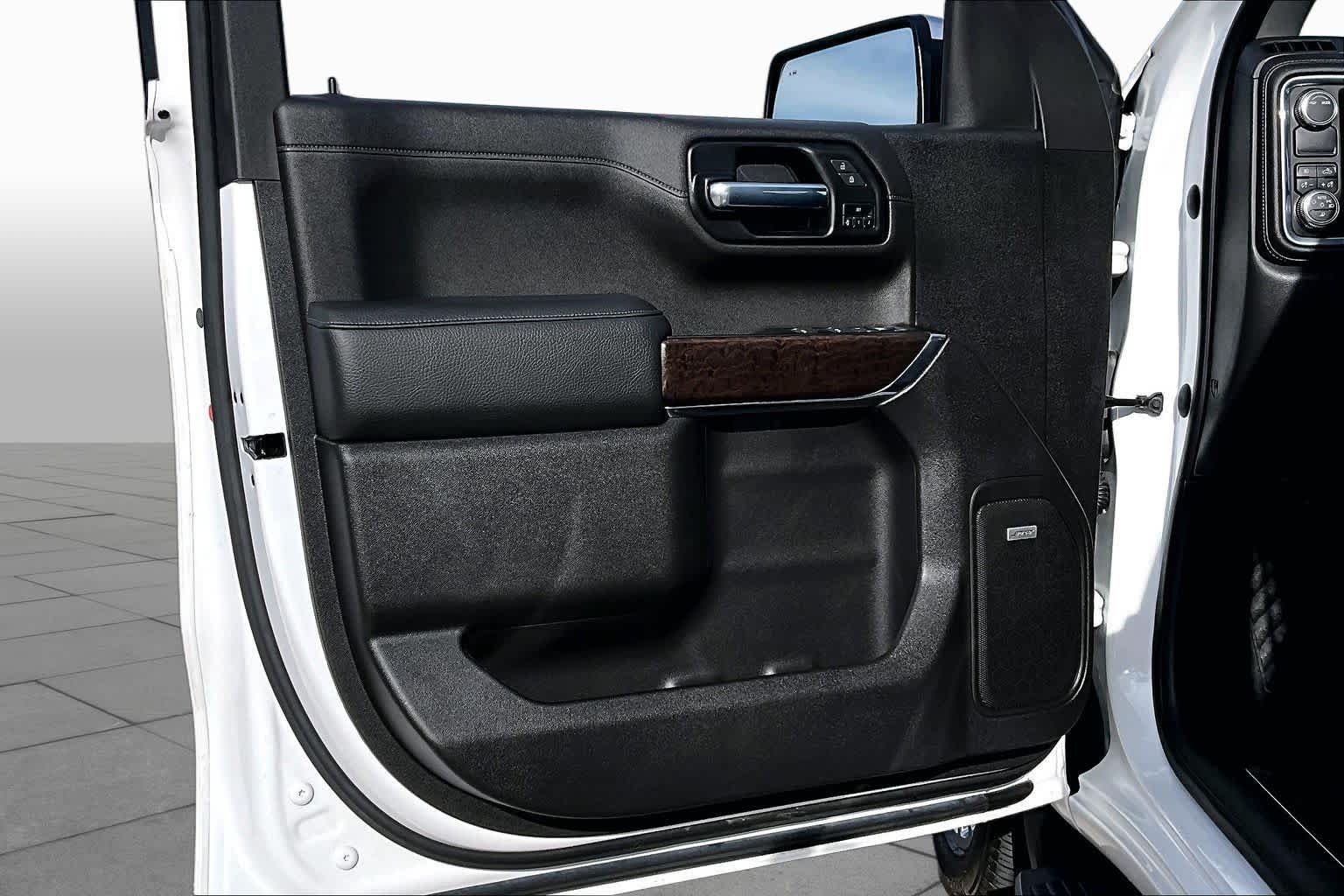Used 2022 White Frost Tricoat GMC Denali image 22