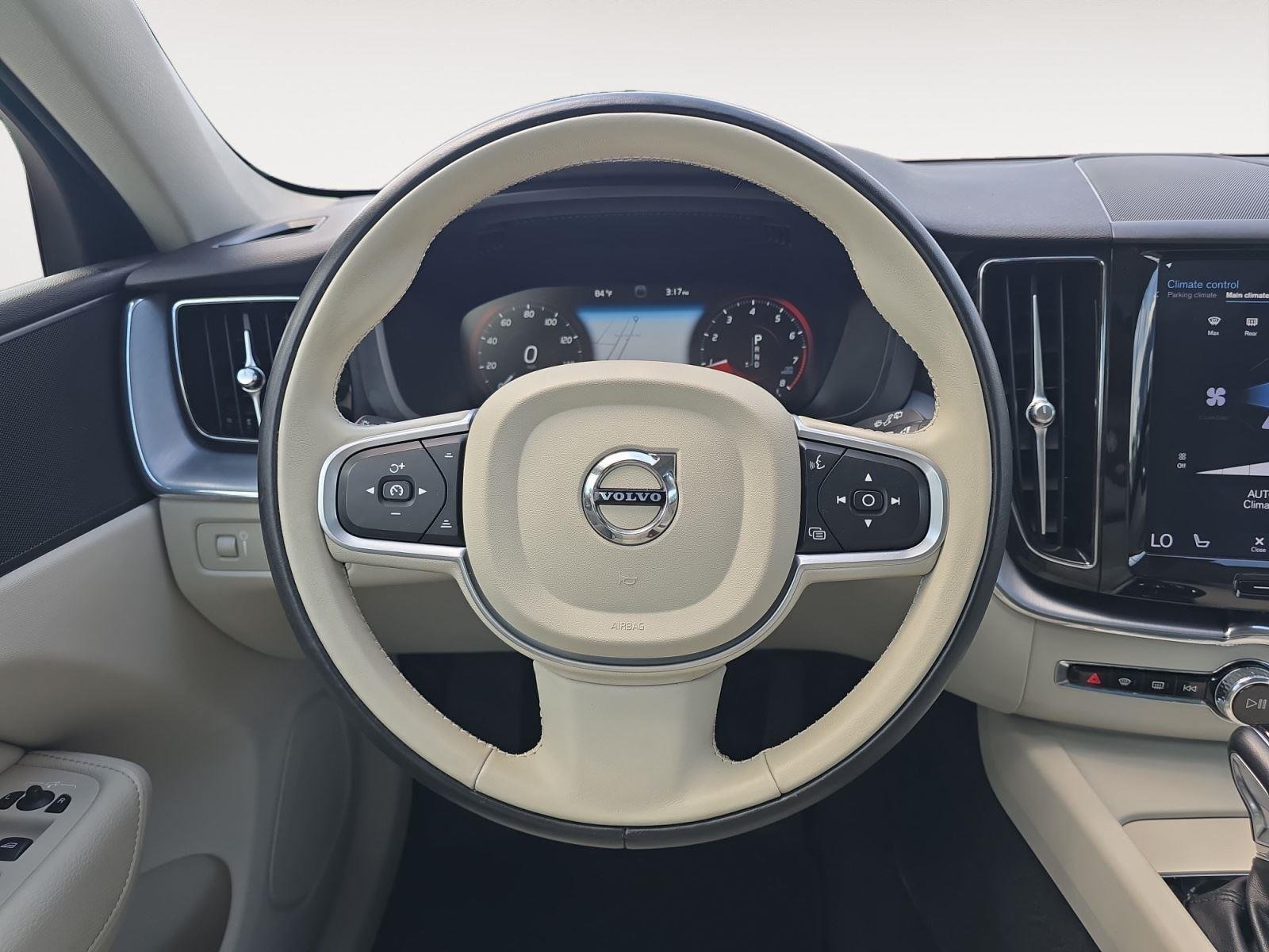 Used 2020 Fusion Red Metallic Volvo Momentum image 11