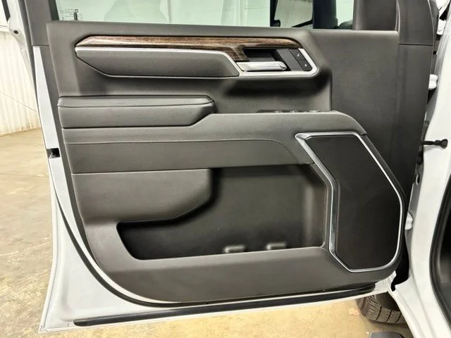 Used 2025 White GMC SLE image 17