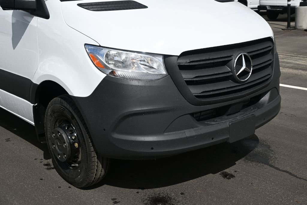 Used 2026 Arctic White Mercedes-Benz Cargo 170 WB image 30