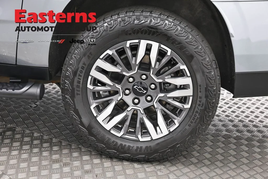 Used 2025 Gray Chevrolet Z71 image 35