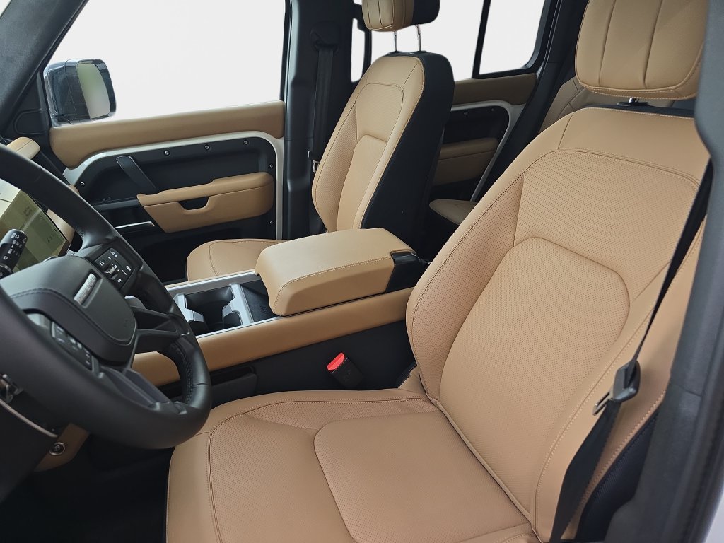 2026 Land Rover Defender V8 - Photo 12