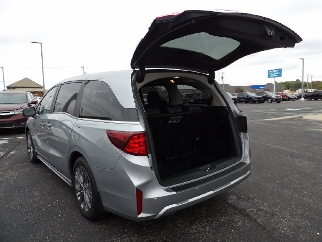 Certified Used 2025 Solar Silver Metallic Honda Touring image 10