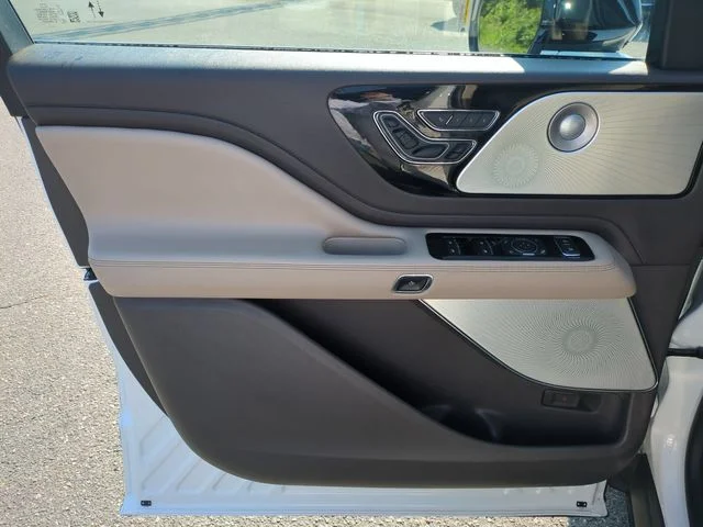 Used 2020 White Lincoln Reserve image 12