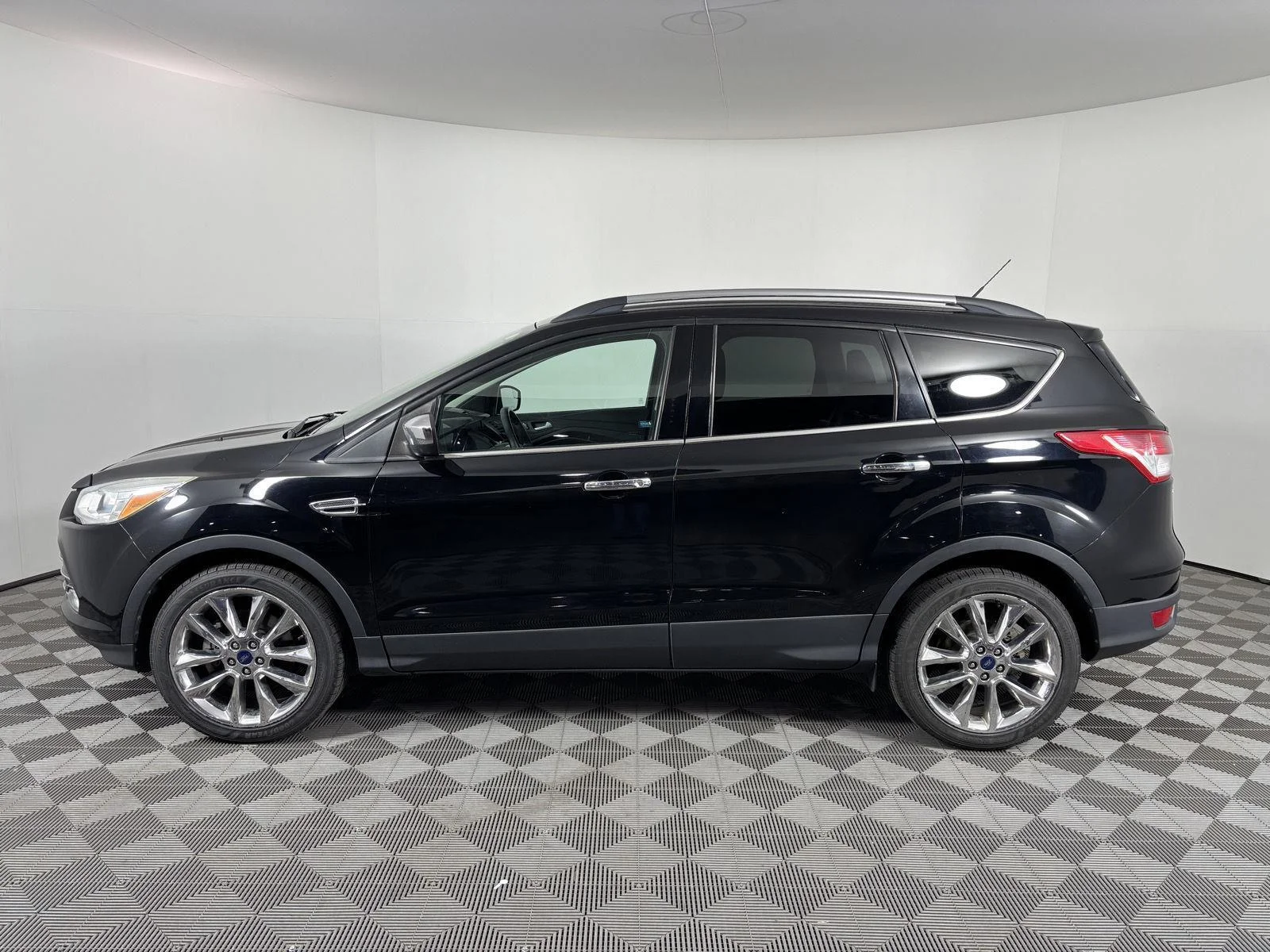 Used 2016 Shadow Black Ford SE image 2