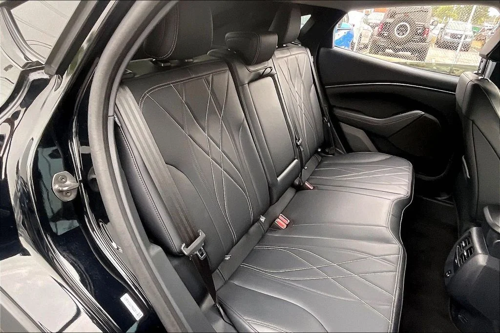 Used 2023 Black Ford Select image 26