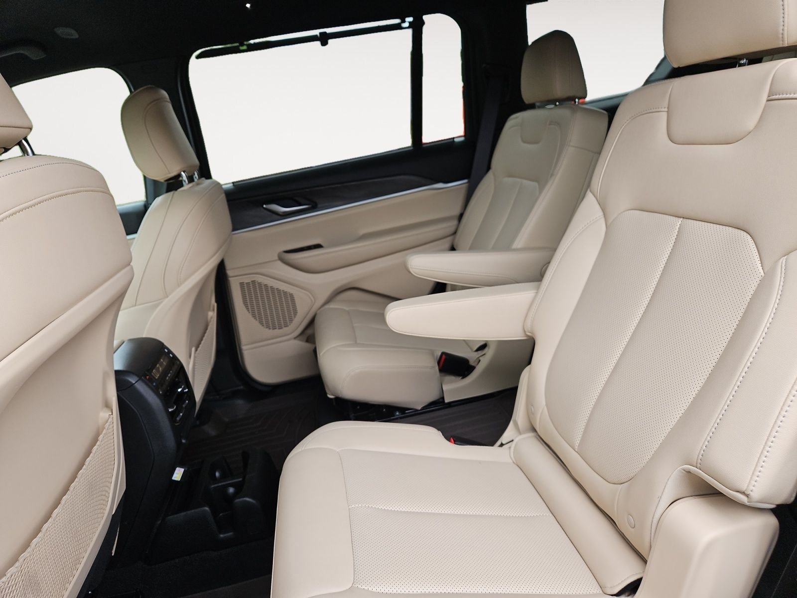 Used 2023 Black Jeep Limited image 13